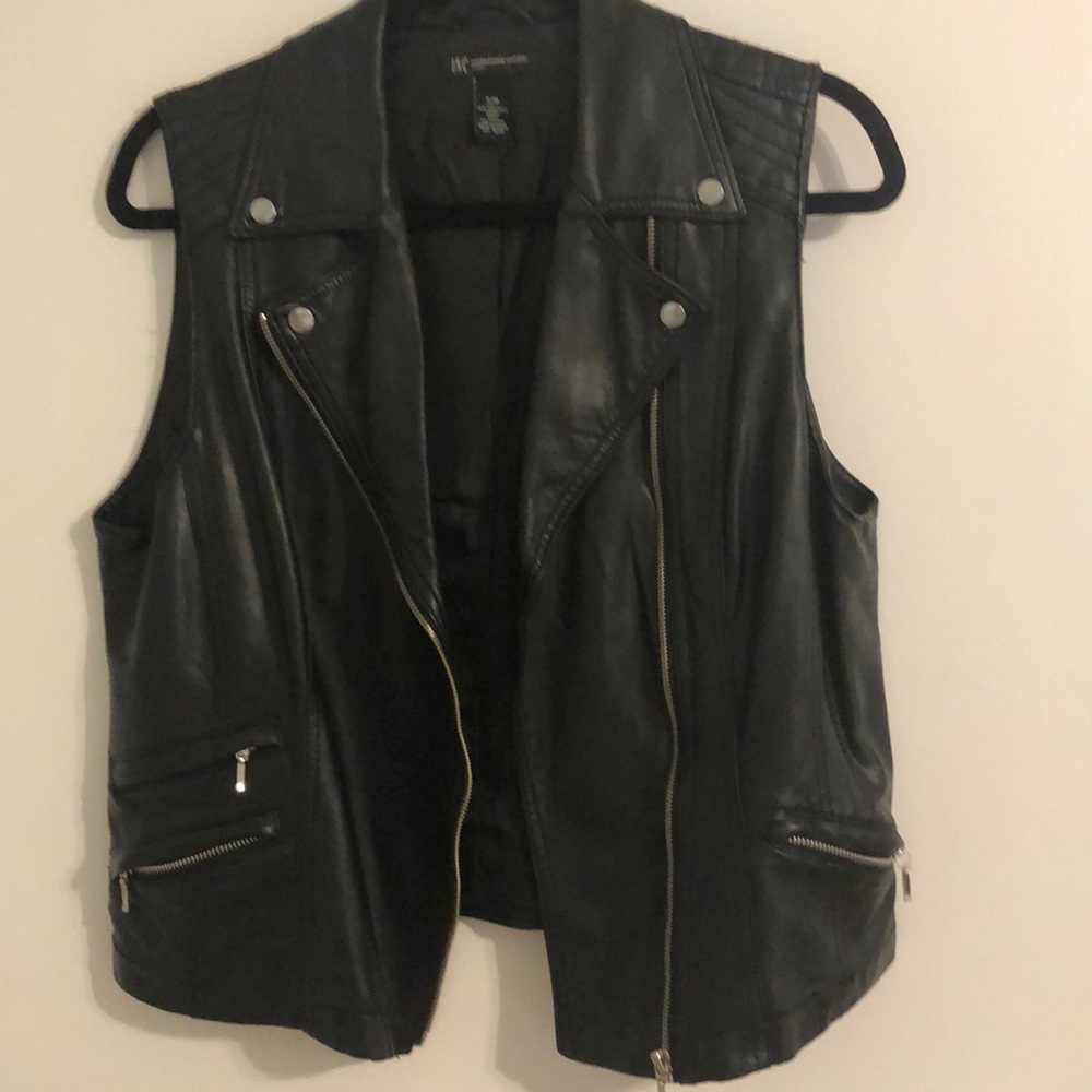 Black Moto style zip front vest size petit…